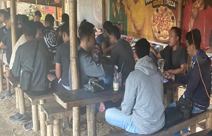 SELALU RAMAI: Warga ketika menikmati kopi grasak di Desa  Sukowiyono, Kecamatan Karangrejo, Tulungagung.