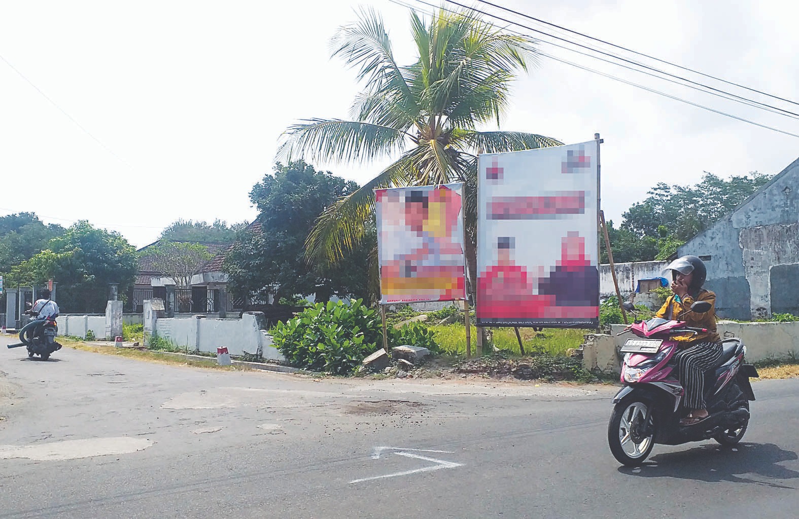 TEBAR PESONA: Salah satu baliho caleg di sudut jalan Kelurahan Blitar. Hal ini sebagai bentuk sosialisasi politik sebelum masa kampanye.