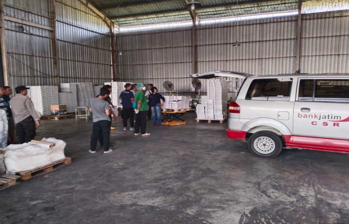 SELIDIK: Petugas kepolisian beserta tim pada saat melakukan pemeriksaan di pabrik  plastic di Desa Sukowiyono, Kecamatan Karangrejo, Tulungagung, Senin (18/9/2023).