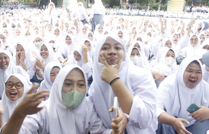 Ratusan siswa berkumpul di salah satu sekolah di Tulungagung. Suara Gen Z merupakan salah satu potensi ceruk suara dalam Pemilu 2024.