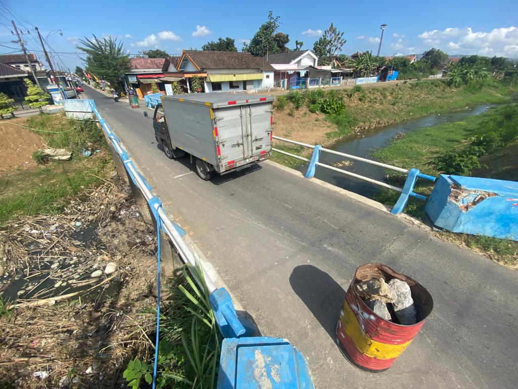 SEGERA: Kondisi Jembatan Gempolan, Kecamatan Pakel, Tulungagung yang ambles di bagian tengahnya. Tahun ini akan segera dibangun. (Foto: Dharaka R. Perdana/Radar Tulungagung)
