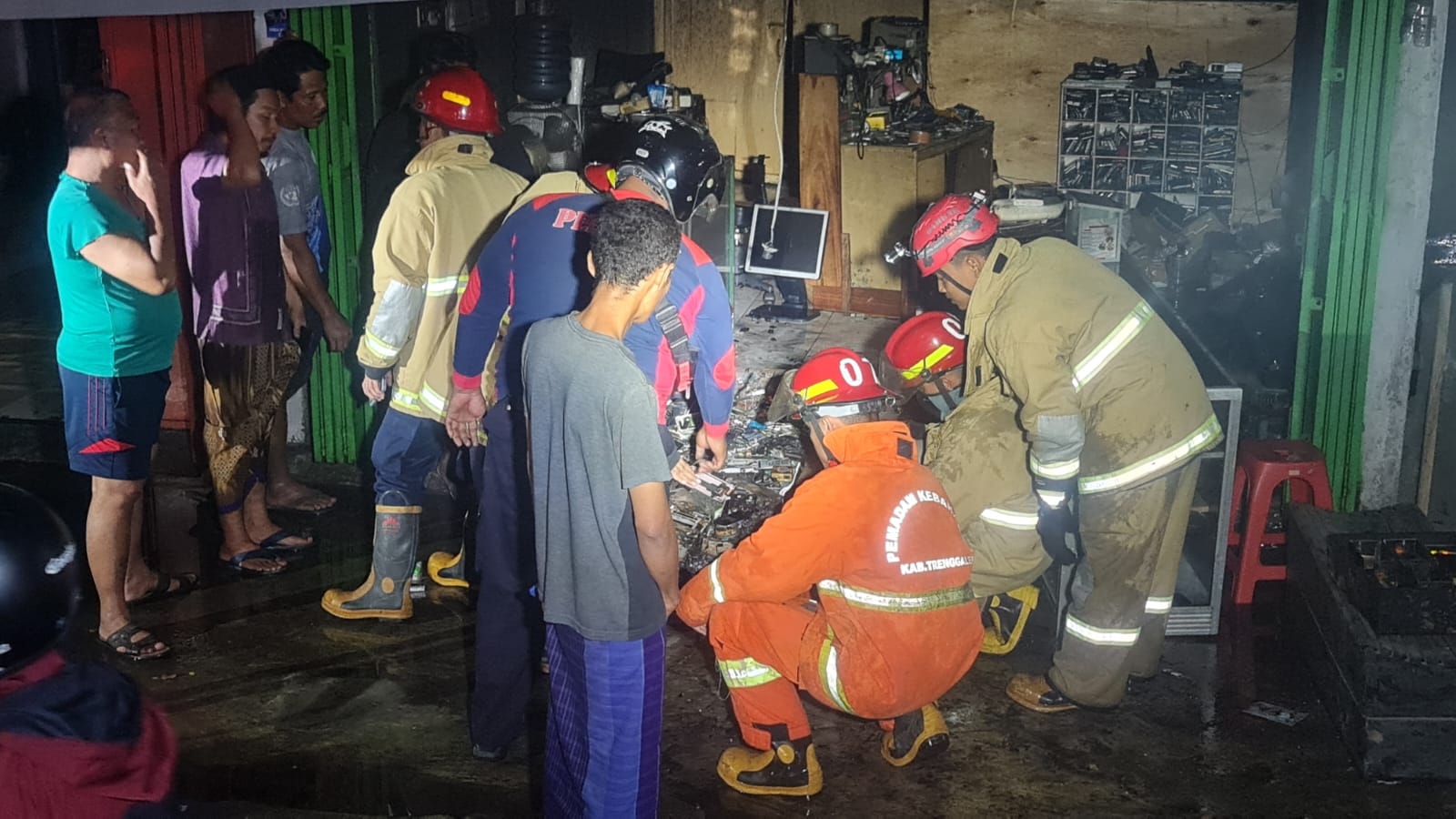 HANGUS : Tim Damkar Satpol PPK Trenggalek mengecek kondisi ruko yang terbakar di Desa Salamrejo, Kecamatan Karangan.