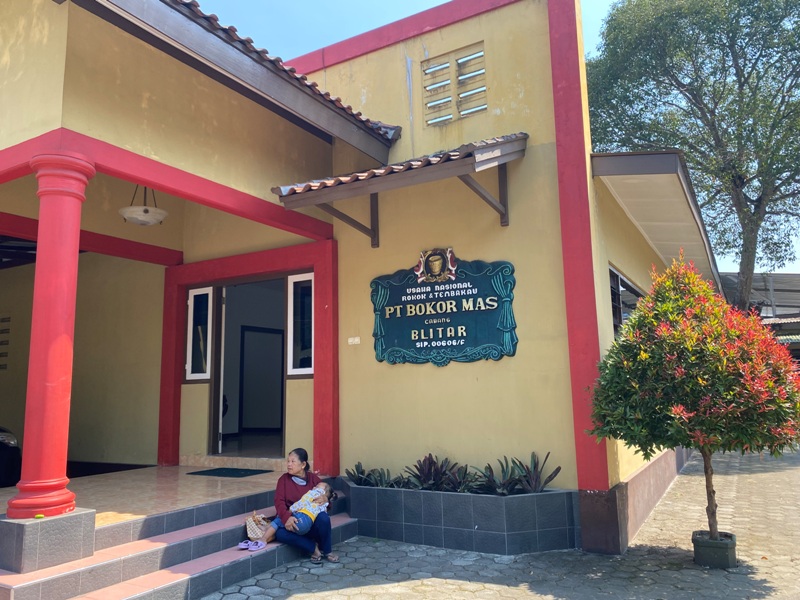 HAK HARUS CAIR: Seorang pekerja pabrik rokok PT Bokor Mas menunggu kepastian terkait proses kepailitan pabrik rokok.