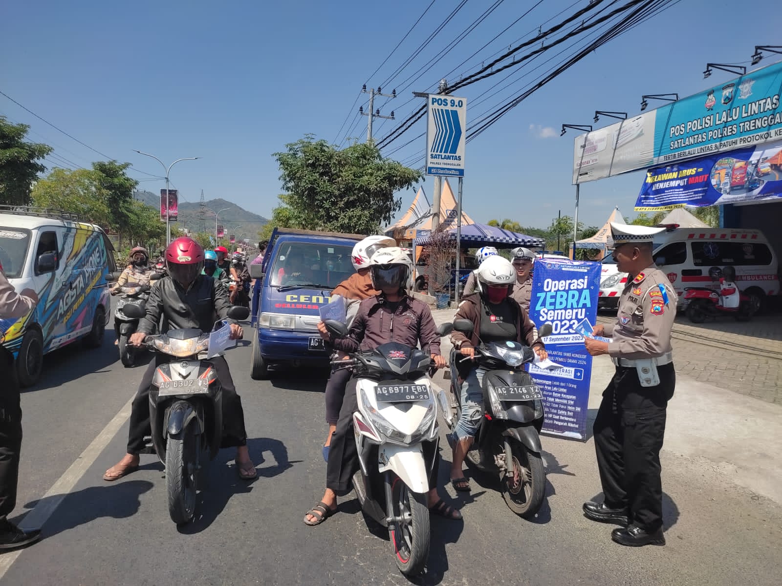DEMI KESELAMATAN : Polisi ketika melakukan operasi di jalan protokol  kota Trenggalek yang didapati sepi pelanggar lalu lintas.