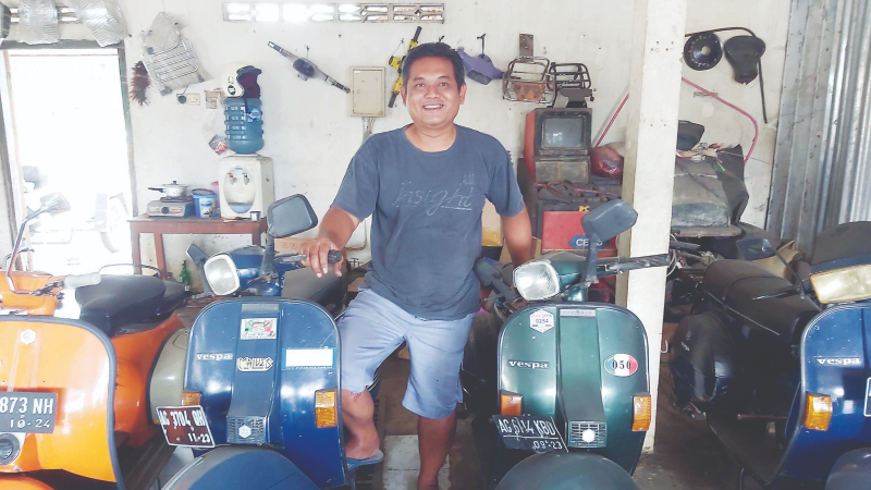 LANGKA: Deni Dwi Arianto menunjukkan beberapa koleksi vespa antik di bengkel miliknya.
