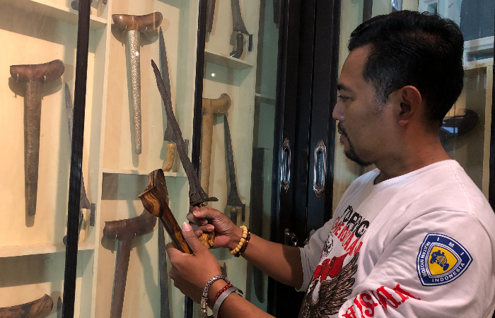 BENDA PUSAKA:  Muhammad Zaqqi  Syarifudin Bahtiar  memegang salah satu  koleksinya yakni keris  Singosari Luk 7 saat  dikunjungi koran ini,  Selasa (19/9).
