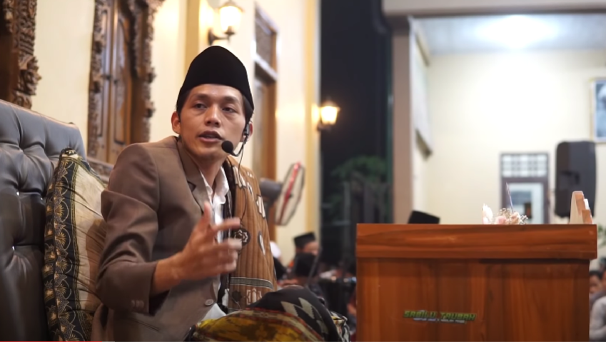 Tangkapan layar saat Gus Iqdam mengisi pengajian di markas Sabilu Taubah.