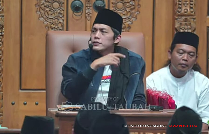 PENDAKWAH KONDANG: Tangkapan layar kanal YouTube Sabilu Taubah. Gus Iqdam saat mengisi ceramah rutinan malam Selasa, (18/9/2023).