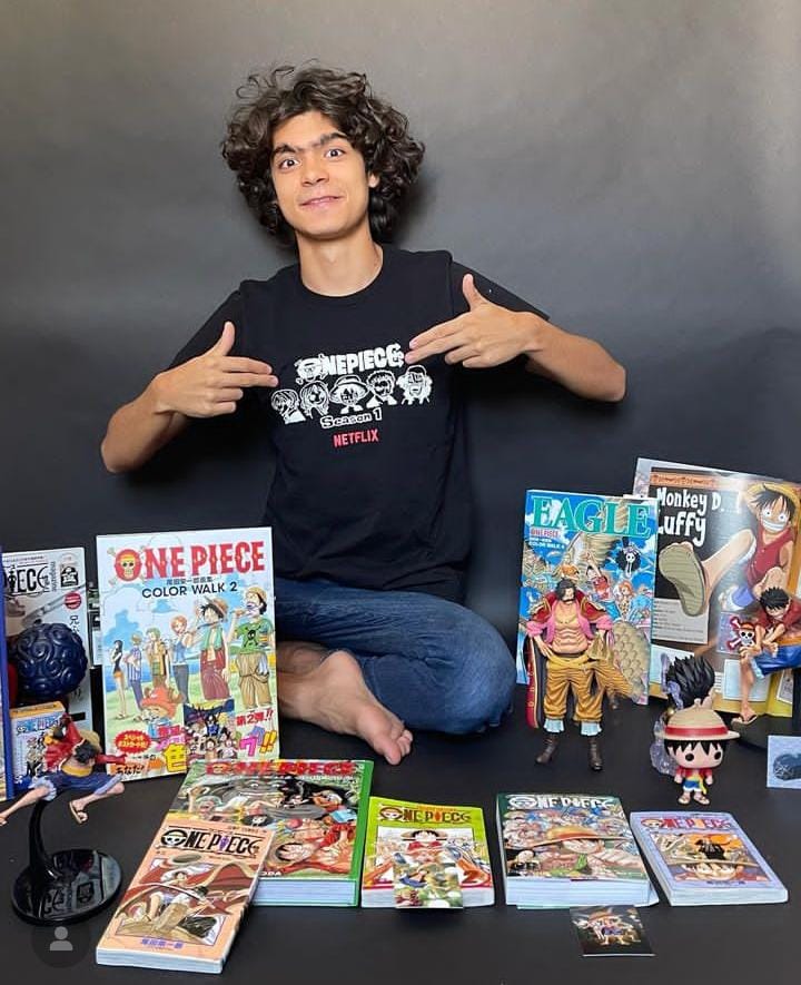 Inaki Godoy, aktor utama live action serial One Piece menunjukkan koleksinya.