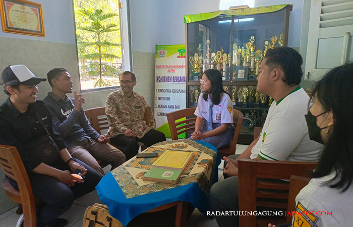 GAYENG: Kabiro Jawa Pos Radar Blitar Noor Maladi Usman dan Staf Pemasaran Dinan Bayu berbincang dengan tim jurnalistik SMA Katolik Diponegoro, kemarin (19/9).