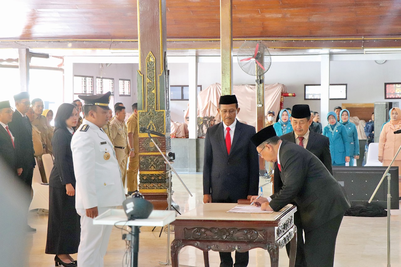 SELAMAT BERTUGAS: Bupati Tulungagung Maryoto Birowo menandatangani berita acara pelantikan pejabat di Pendapa Kongas Arum Kusumaning Bangsa, Selasa (19/9). (Foto: Satria Cahyono/Radar Tulungagung)