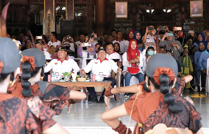 TERHIBUR: Bupati Tulungagung Maryoto Birowo didampingi Wabup Gatut Sunu, menyaksikan penampilan peserta baris kreasi di Pendapa Kongas Arum Kusumaning Bongso kemarin (20/9).