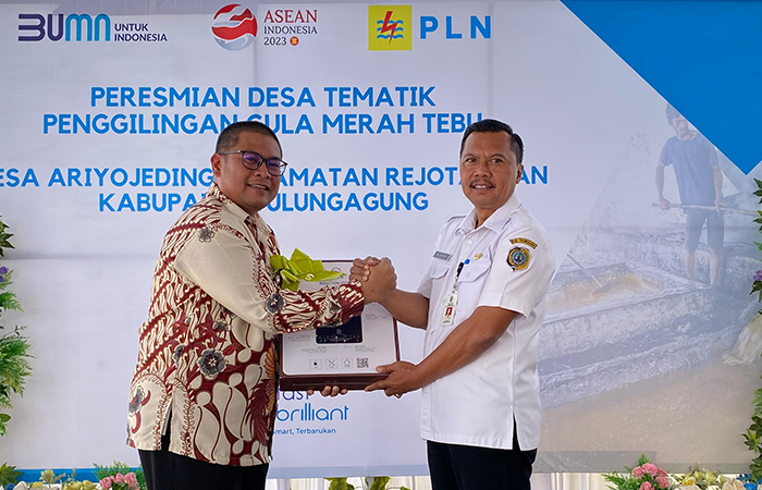 SINERGI: Manajer PLN UP3 Kediri, Leandra Agung Tri Radi Putra menyerahkan simbolis peresmian Desa Tematik kepada Kepala Disperindag Tri Hariadi.