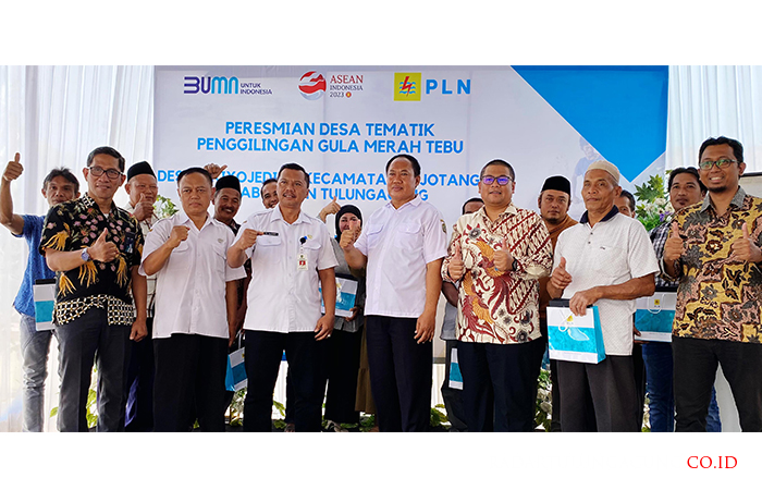 SINERGI: Foto bersama PLN UP3 Kediri beserta pemerintah dan masyarakat Desa Ariyojeding, Kecamatan Rejotangan.
