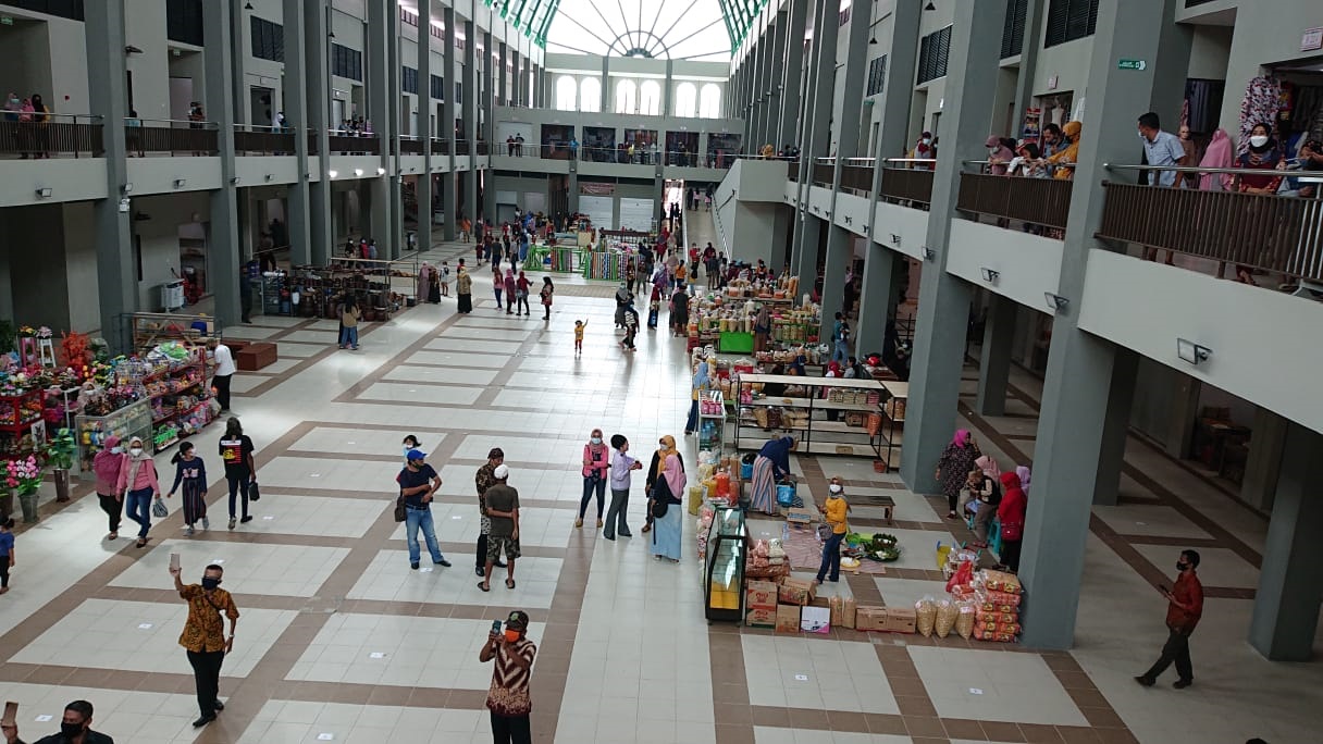 BELUM MAKSIMAL : Aktivitas perdagangan di Pasar Pon Trenggalek yang terjadi setiap hari,kendati proses hibah bangunan belum dilakukan pemerintah.