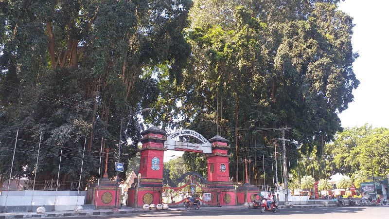 IKON: Alun-alun Kota Blitar sebagai salah satu jujukan wisatawan. Dalam waktu dekat, alun-alun akan direnovasi.