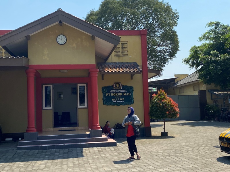 TUNGGU PESANGON: Pekerja pabrik berjalan di dalam area pabrik rokok Bokor Mas Kota Blitar beberapa waktu lalu.