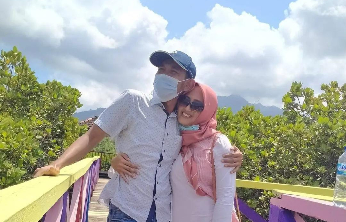 SALING MENDUKUNG: Agung Wibawanto bersama sang istri.
