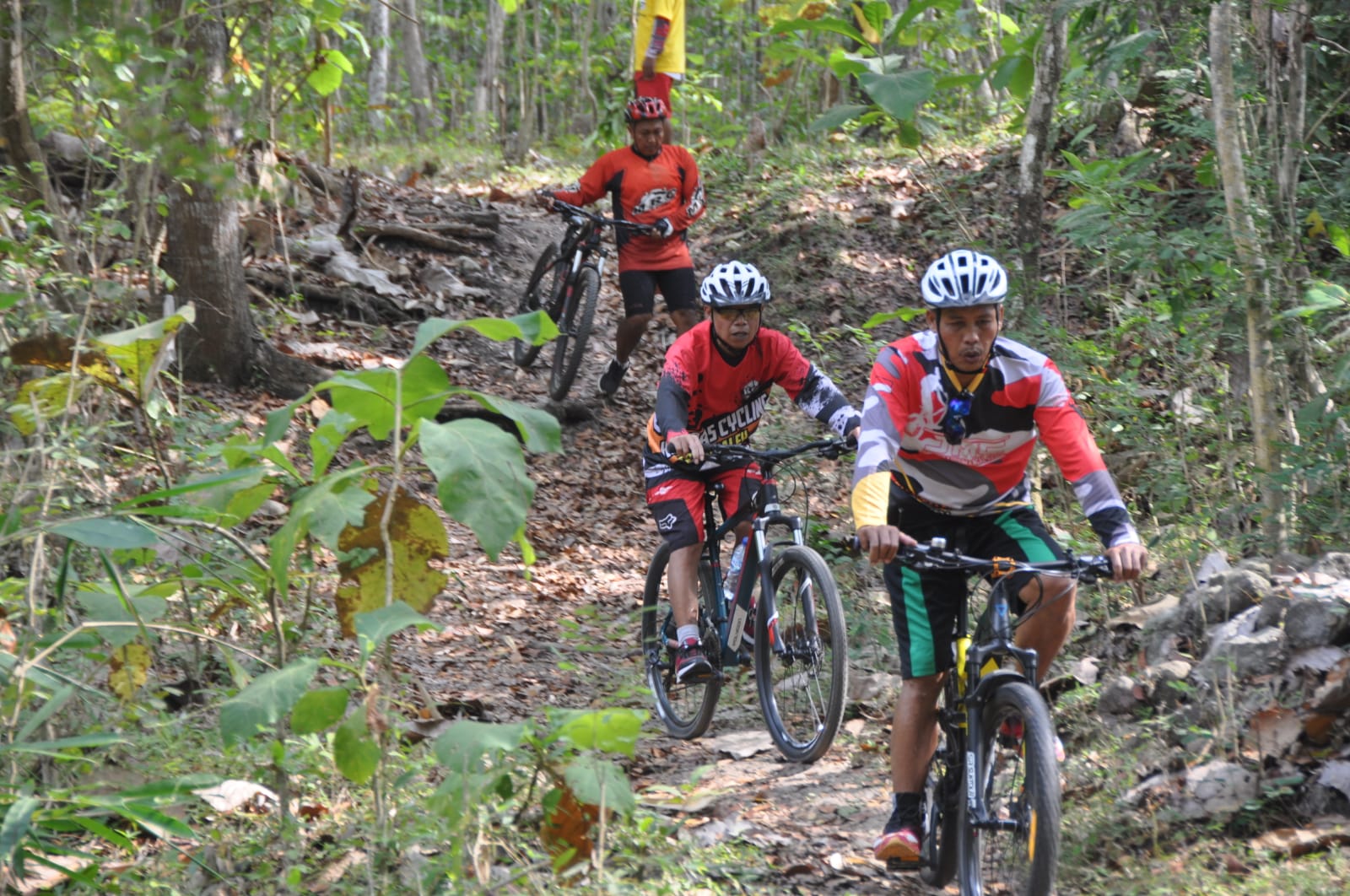 RUTINAN: Para anggota MTB Trenggalek ketika melaksanakan Gobar Polo Kependem di trek yang terus berganti tiap bulannya.