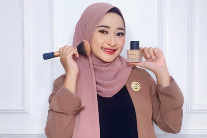 ULET: Yulia Fitriani berpose dengan membawa peralatan make-up sehari-harinya.