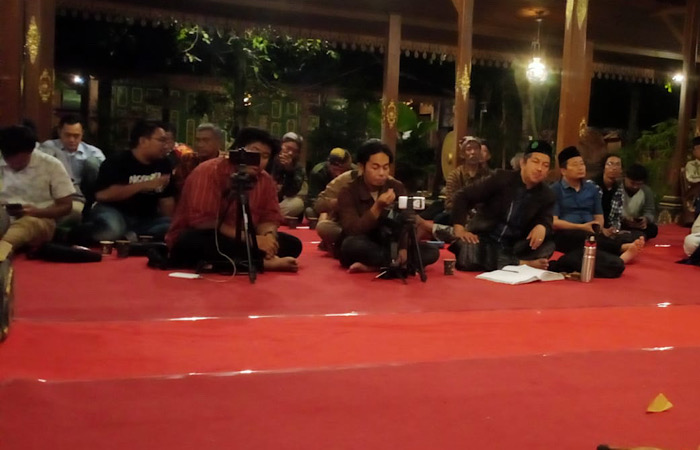 SIMAK: Para audiens dari berbagai kalangan mengikuti sarasehan budaya dengan antusias.