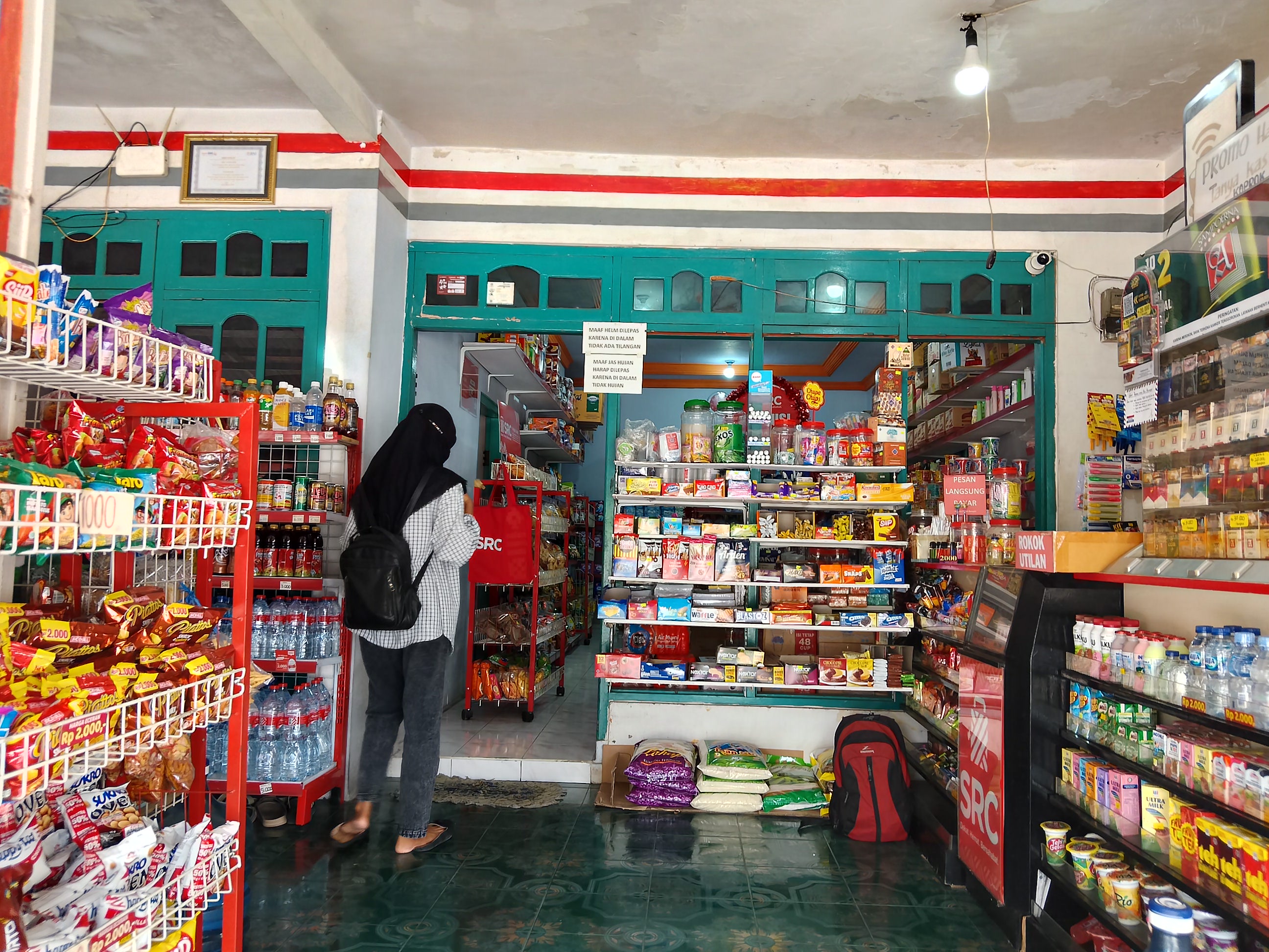 BERSAING: Salah satu toko kelontong di Jalan Sumatera. Toko kecil itu berdekatan dengan minimarket baru di utaranya.