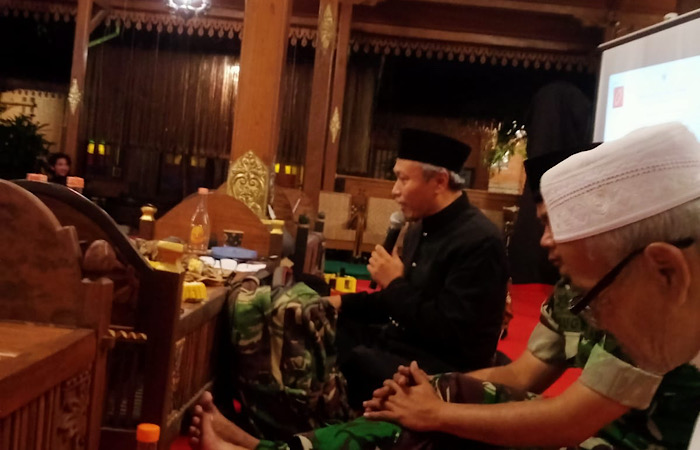 BAGI ILMU: Ki Budi Kustowo ketika memberikan materi dalam sarasehan budaya.