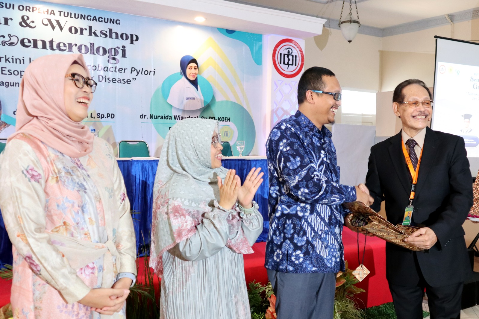 AHLI: Dari kiri, dr Safarina Kharima Laitupa SpPD, dr Nuraida Wisudani SpPD-KGEH, Prof Dr M. Miftahussurur MKes SpPD-KGEH PhD FINASIM, dan Direktur RSUIT ORPEHA dr H Laitupa Abdulmutalib SpPD FINASIM