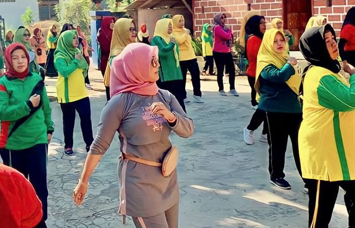 Neng Laili Abidah (baju cokelat) saat mengikuti senam bersama ibu-ibu