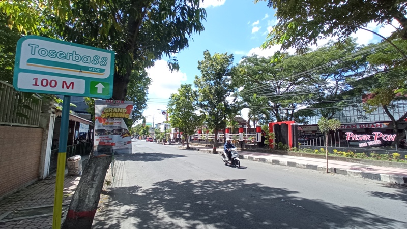 MEPET: Keberadaan minimarket berjejaring di Jalan Kartini yang berdekatan dengan Pasar Pon Kota Blitar.