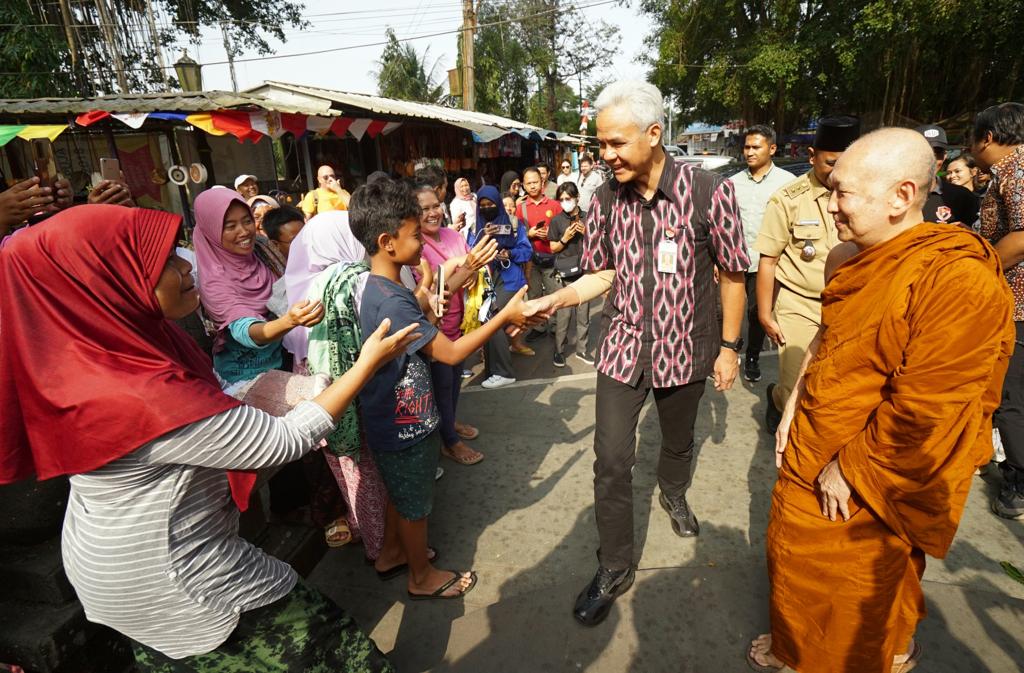JAGA HUBUNGAN BAIK: Ganjar Pranowo disambut oleh Bhante Pannavaro Mahathera saat melakukan kunjungan kerja ke Vihara Mendut, di Magelang, pada 15 Agustus 2023.
