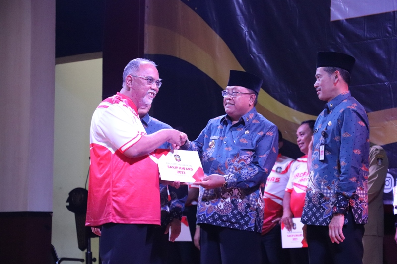 TRANSPARANSI: Wali Kota Blitar Santoso (tengah) menyerahkan piagam penghargaan SAKIP 2023 kepada Kepala Dispendik Kota Blitar Samsul Hadi, Senin (25/9/2023).