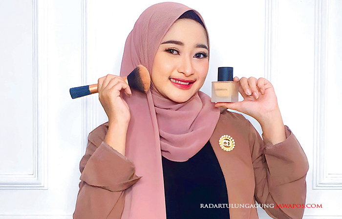 ULET: Yulia Fitriani berpose dengan membawa peralatan make-up sehari-harinya.