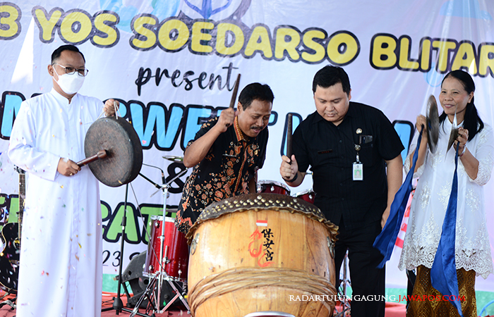 MERIAH: HUT Ke-60 SMP Katolik Yos Soedarso 3 Blitar dibuka dengan menabuh tambur.