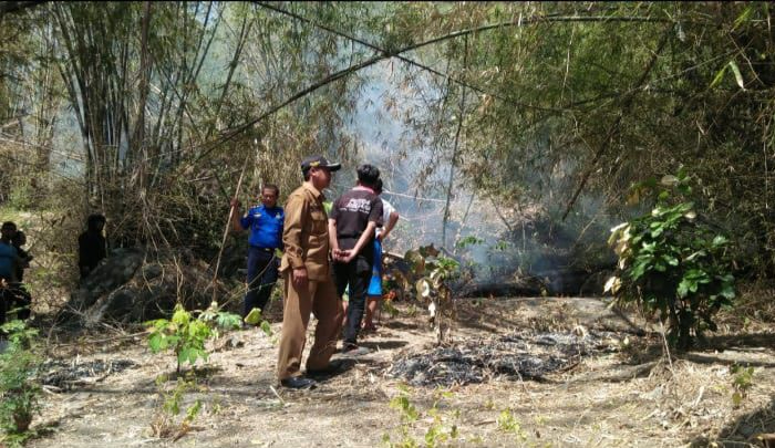 GEGAS: Tim gabungan pada saat memadamkan api di Gunung  Budheg secara manual, Senin.