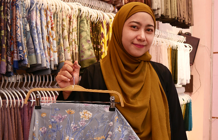 Medyna Hijab menjual berbagai macam hijab kekinian.