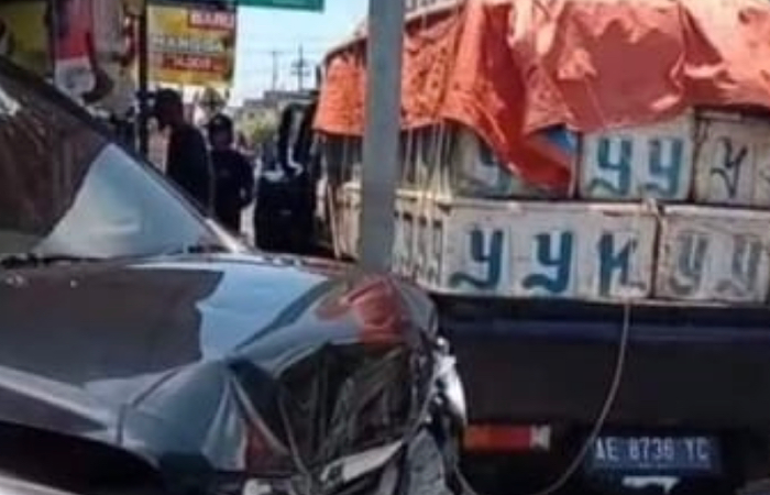 HATI-HATI: Tampak kondisi mobil Xenia yang ringsek akibat diseruduk pikap di Jalan Raya Bandung-Prigi, Desa/Kecamatan Bandung, Tulungagung, Selasa (26/9/2023).