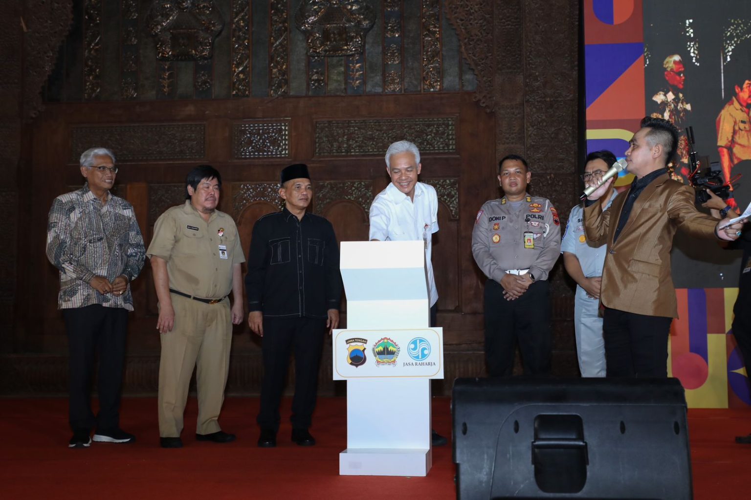 INOVATIF: Ganjar Pranowo saat meluncurkan aplikasi Samsat Budiman (Badan Usaha Digital Mandiri) pada 19 Juni 2023. (Foto: Humas Pemprov Jateng)