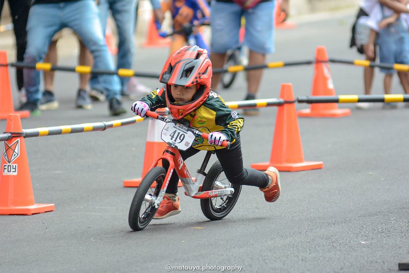 HEBAT: Altair Rayyan Atharrazka ketika mengikuti kompetisi pushbike FORNAS di Jawa Barat pada Juli lalu.