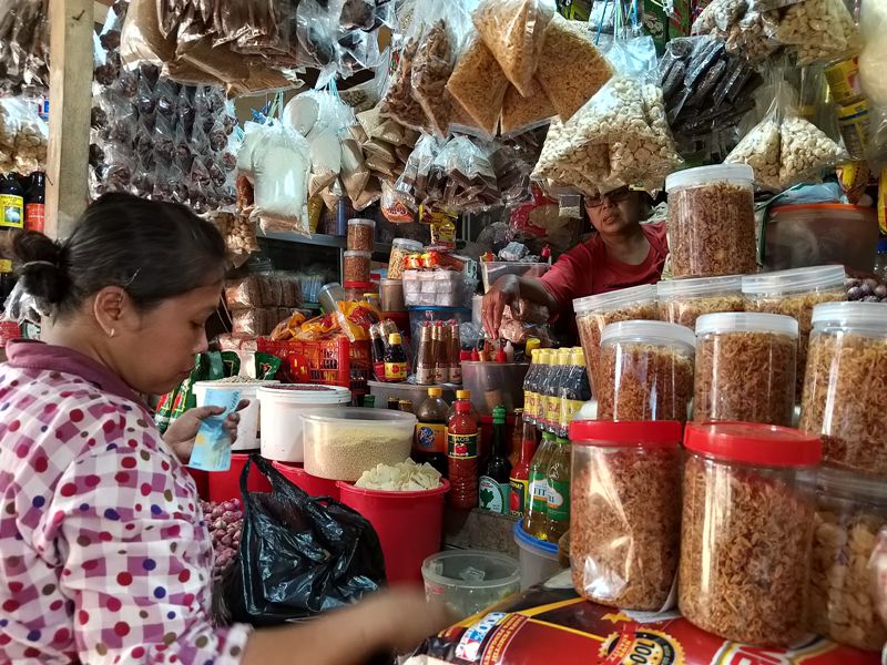 KEBUTUHAN PRIMER: Seorang konsumen membeli bapok di salah satu kios pedagang di Pasar Legi, (25/9).