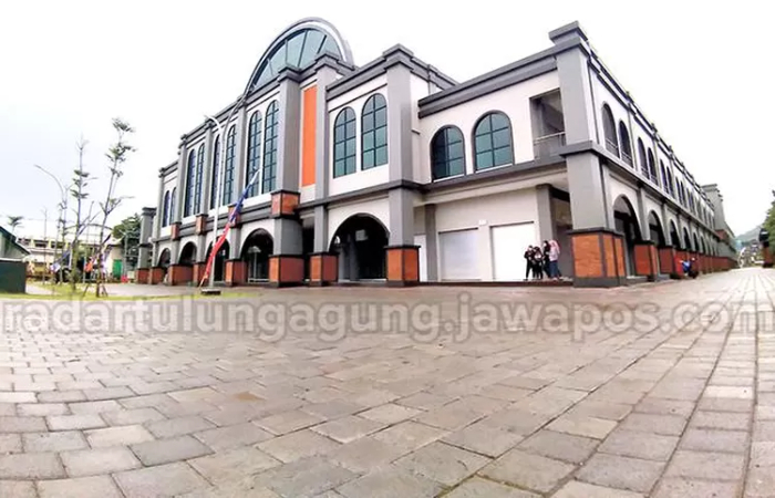 MODERN: Pasar Pon Trenggalek dengan bangunan megah, namun hingga kini sepi pembeli.