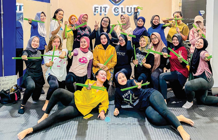 ENERGIK: Peserta olahraga poundfit di Zetfit Club Tulungagung yang didominasi mama muda.