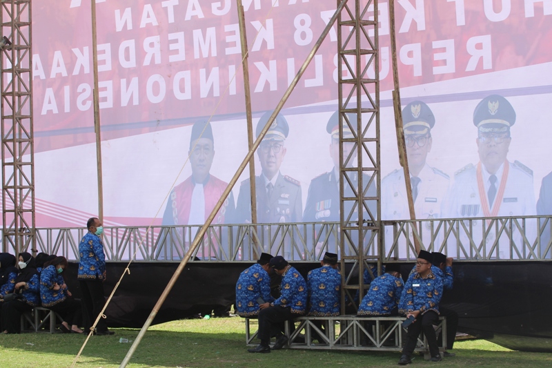 DISIPLIN: ASN Kota Blitar saat mengikuti upacara bendera di Alun-Alun Kota Blitar beberapa waktu lalu.