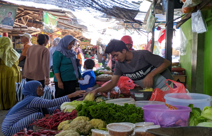 HARUS DIKAJI: Pedagagang Pasar Basah di Trenggalek enggan pindah ke Pasar Pon meski lokasi megah.
