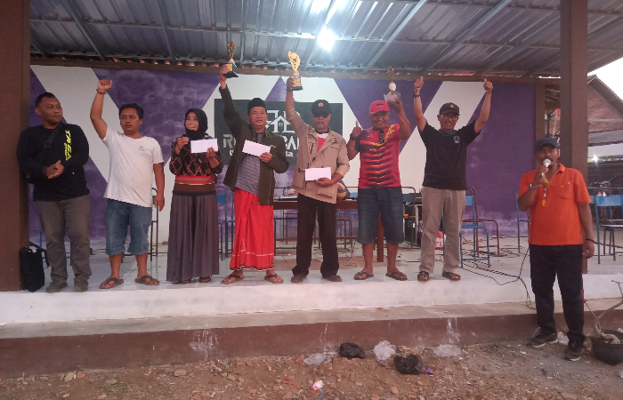 JUARA: Tim pemenang lomba sepakbola wanita berdaster Desa Demuk saat menerima uang pembinaan dan trofi, pada Rabu (27/9).