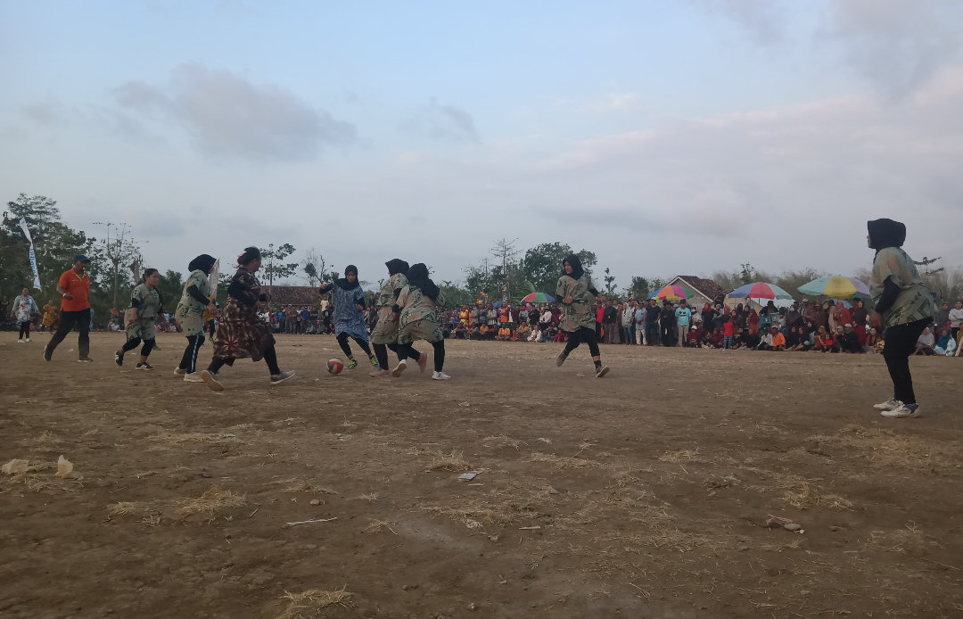 SERU: Pertandingan memperebutkan Juara 1 lomba sepakbola wanita berdaster Desa Demuk.