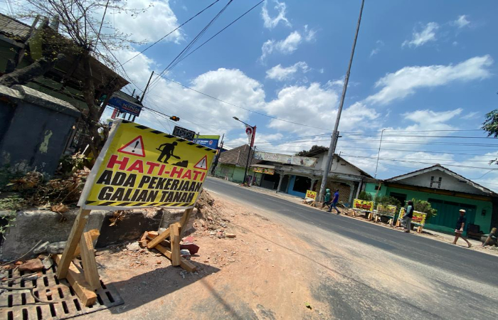 LEBAR: Gapura perbatasan Kota Blitar di Kelurahan Pakunden, Kecamatan Sukorejo, dibongkar karena mengganggu lalu lintas, Rabu (27/9/2023).