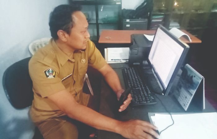 FOKUS: Seketaris Kecamatan Wonotirto Ainur Rofiq saat bertugas di kantornya.
