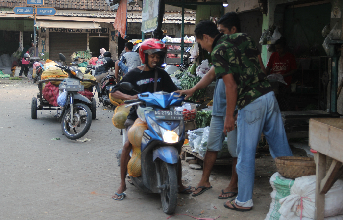 Distribusi bahan pangan yang ada di pasar.