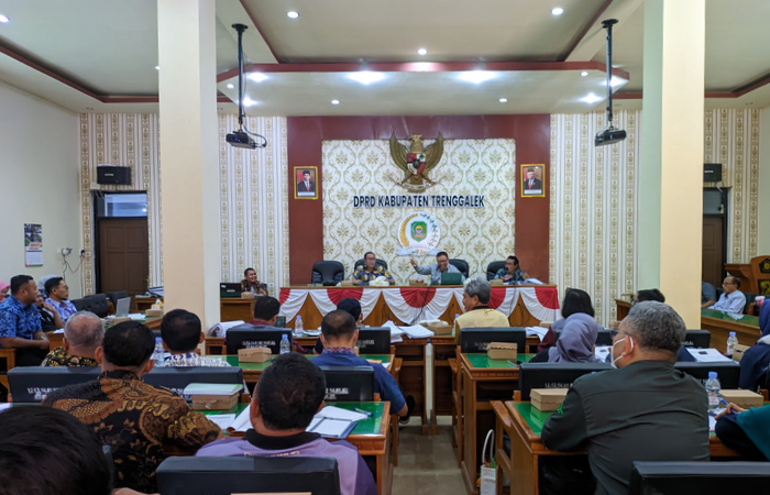 Ketua Pansus PDRD Trenggalek M Husni Tahir Hamid sedang memimpin raker PDRD dengan berbagai OPD mitra kerja, Jumat (29/9/2023) pagi.